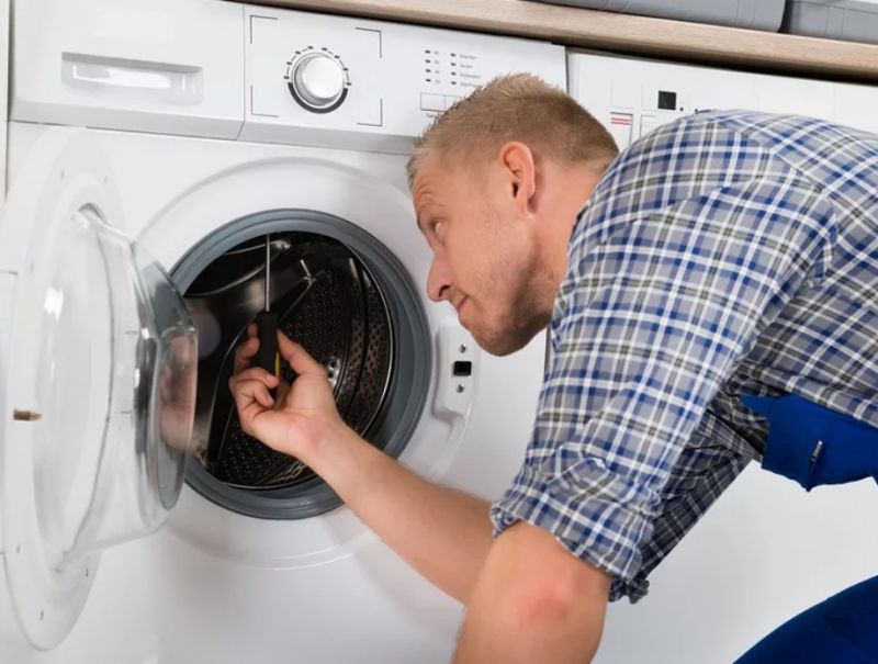 Сантехник меняет манжету стиральной машины LG